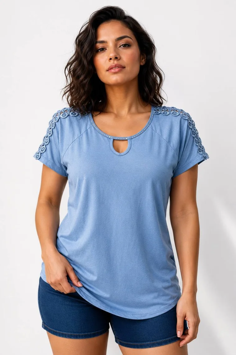 Polo celeste con escote tipo gota